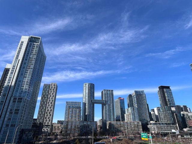 911 - 550 Queens Quay W