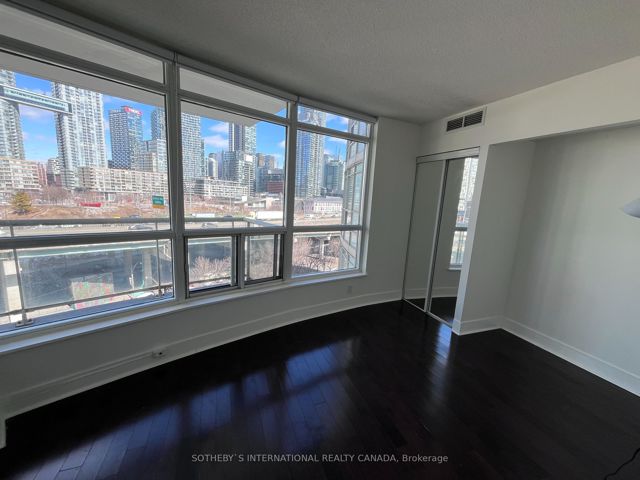 911 - 550 Queens Quay W