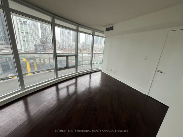 911 - 550 Queens Quay W