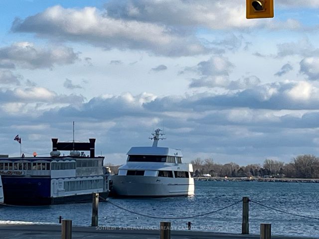 911 - 550 Queens Quay W
