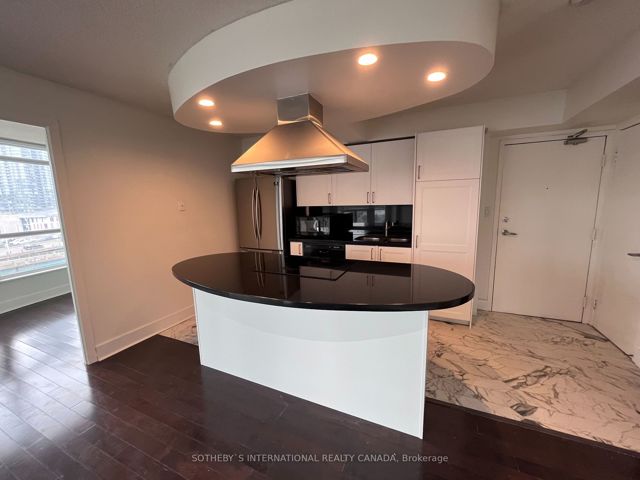 911 - 550 Queens Quay W