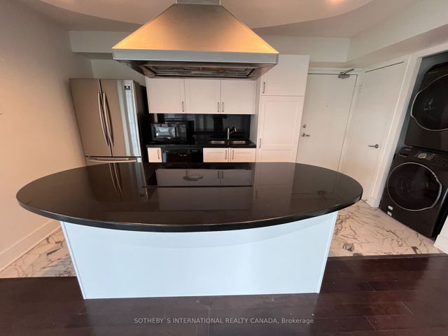 911 - 550 Queens Quay W