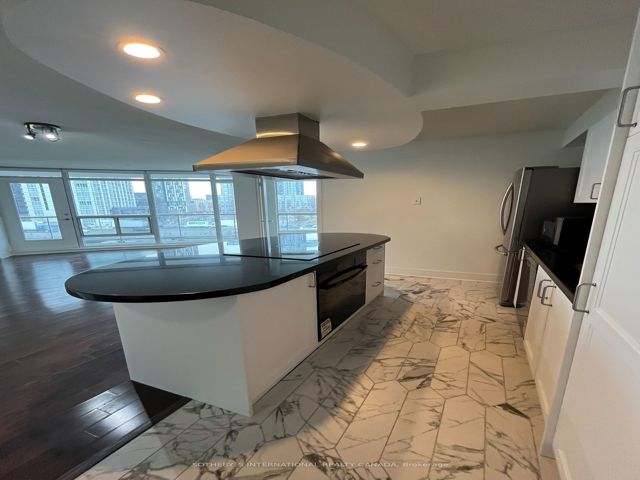 911 - 550 Queens Quay W