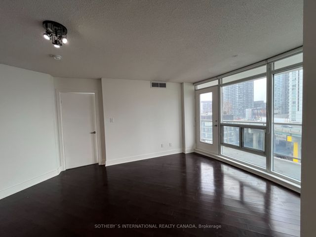 911 - 550 Queens Quay W