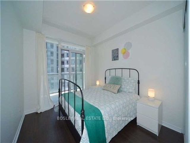 1219 - 352 Front St W