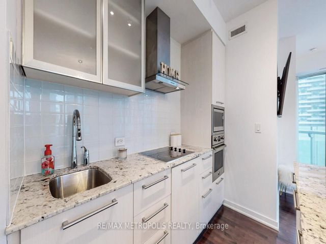 1202 - 12 York St