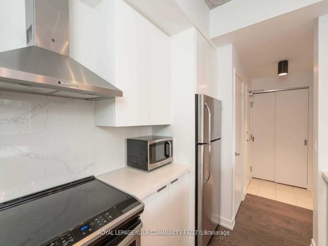 1003 - 400 Wellington St W