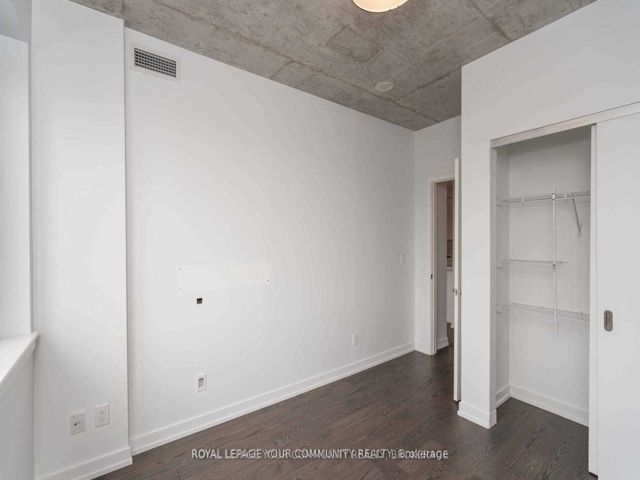1003 - 400 Wellington St W