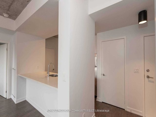1003 - 400 Wellington St W