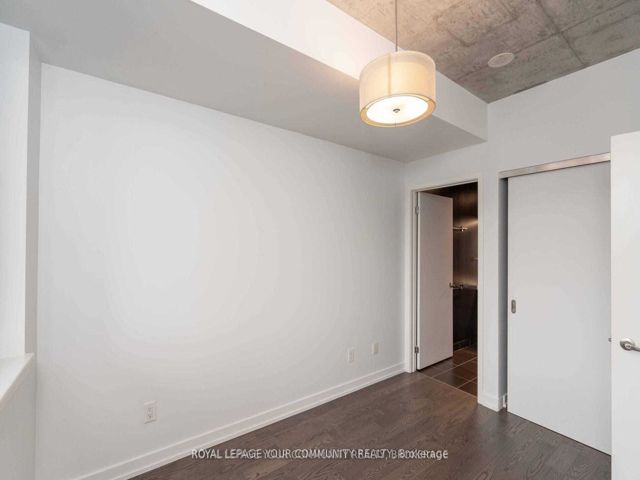 1003 - 400 Wellington St W