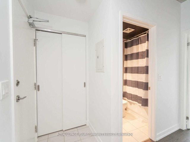 1003 - 400 Wellington St W