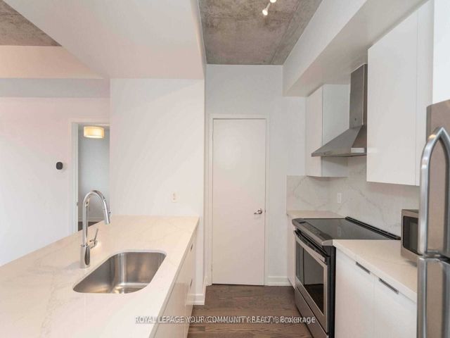 1003 - 400 Wellington St W