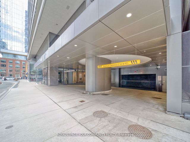 1711 - 330 Richmond St W