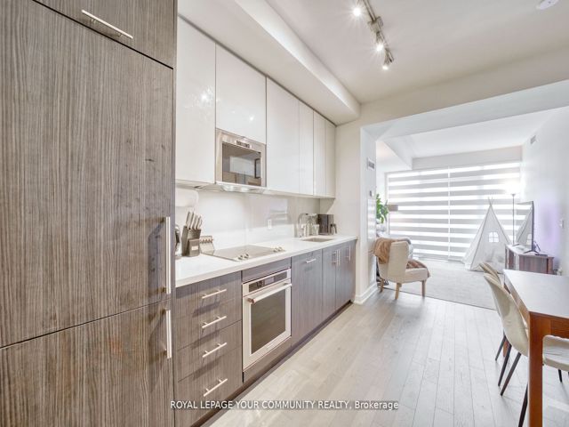 1711 - 330 Richmond St W