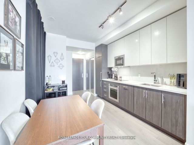 1711 - 330 Richmond St W