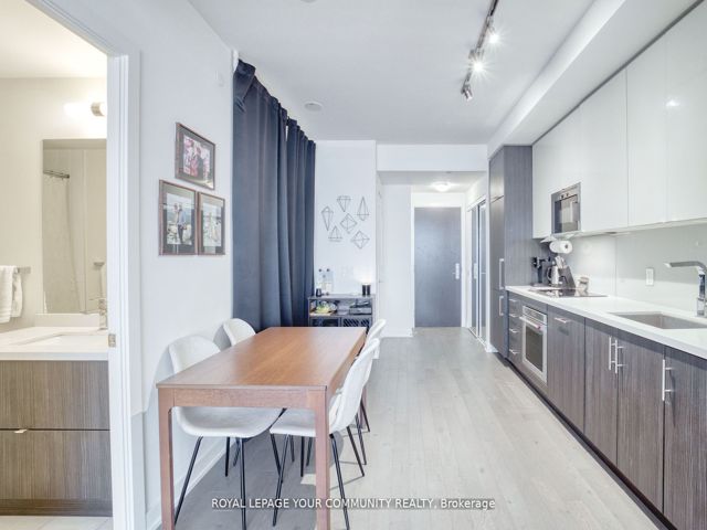 1711 - 330 Richmond St W