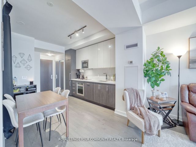 1711 - 330 Richmond St W