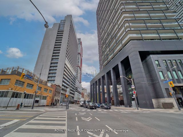 1711 - 330 Richmond St W