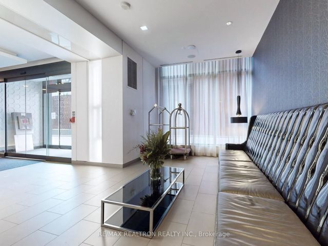 319 - 560 Front St W