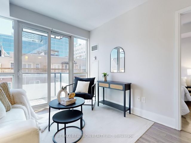 319 - 560 Front St W