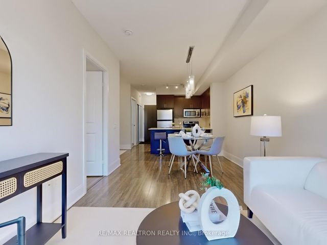 319 - 560 Front St W