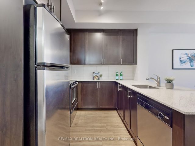 319 - 560 Front St W
