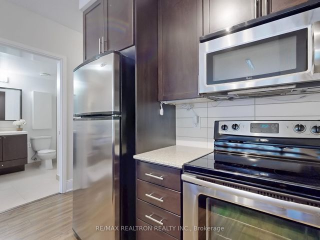 319 - 560 Front St W