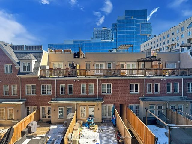 319 - 560 Front St W