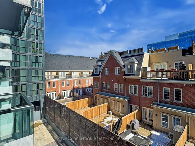 319 - 560 Front St W