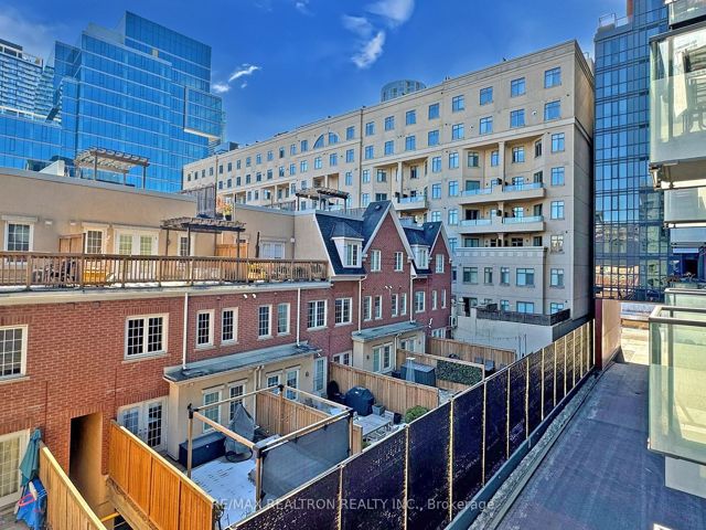 319 - 560 Front St W