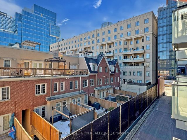 319 - 560 Front St W