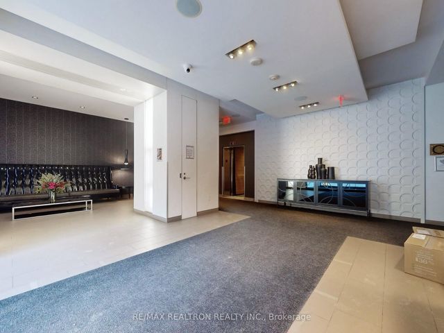 319 - 560 Front St W