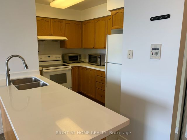 709 - 28 Empress Ave