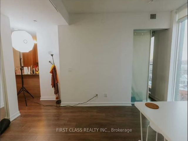 823 - 297 College St