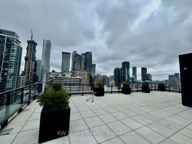 406 - 17 Dundonald St