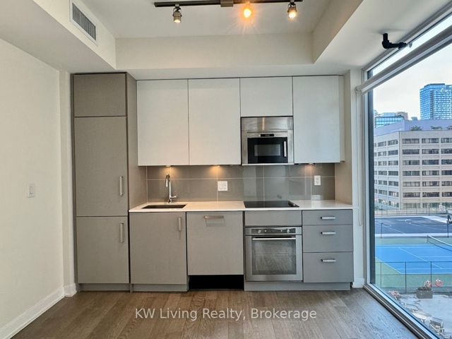 406 - 17 Dundonald St