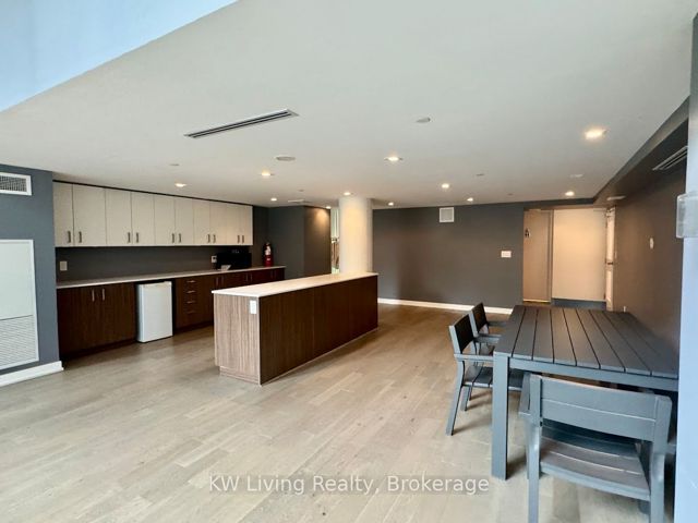 406 - 17 Dundonald St