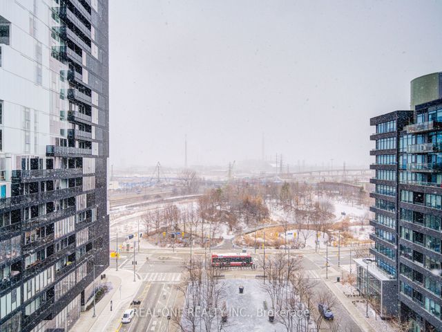911 - 21 Lawren Harris Sq