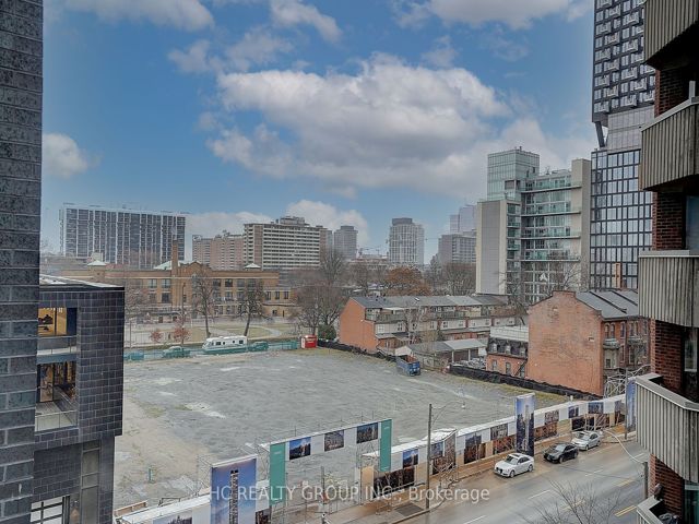 607 - 159 Dundas St E