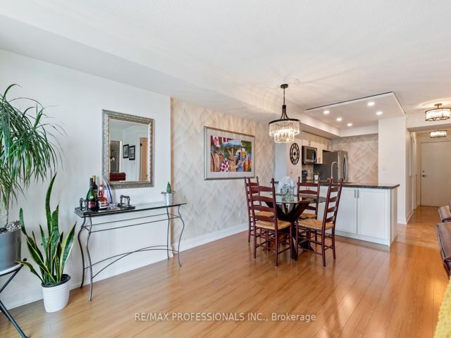 517 - 410 Queens Quay W