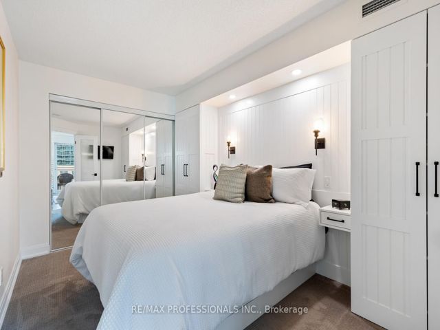 517 - 410 Queens Quay W