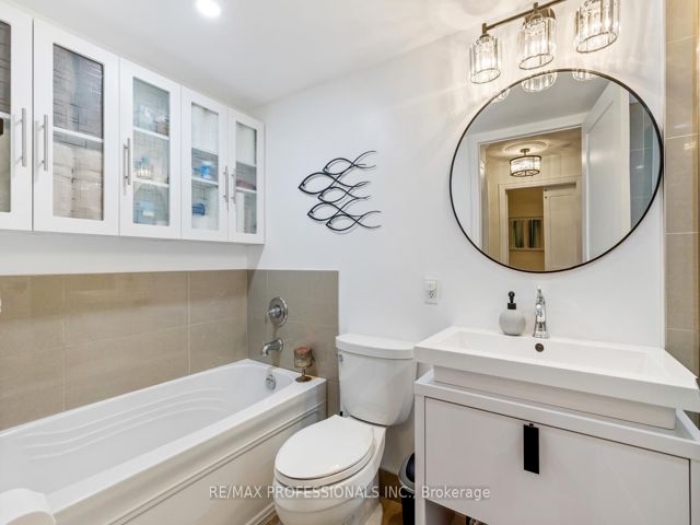 517 - 410 Queens Quay W