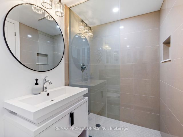 517 - 410 Queens Quay W