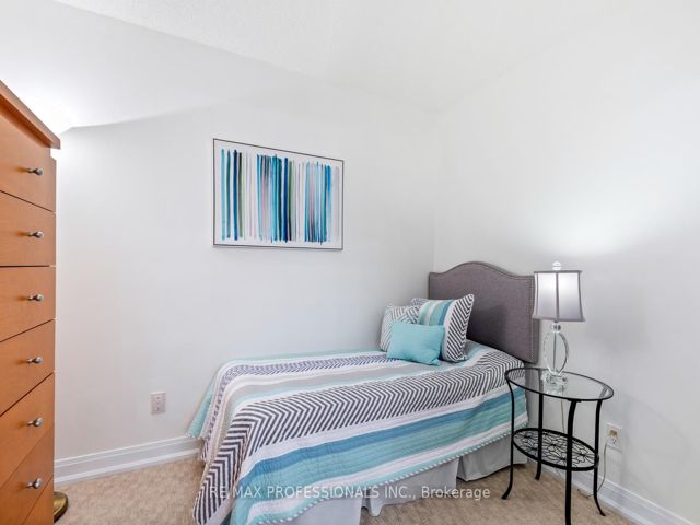 517 - 410 Queens Quay W