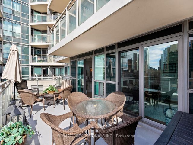 517 - 410 Queens Quay W