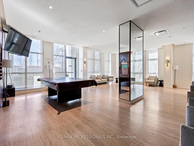 517 - 410 Queens Quay W
