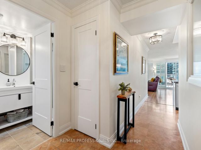517 - 410 Queens Quay W