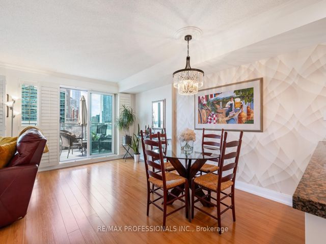 517 - 410 Queens Quay W
