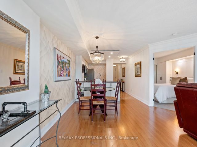 517 - 410 Queens Quay W
