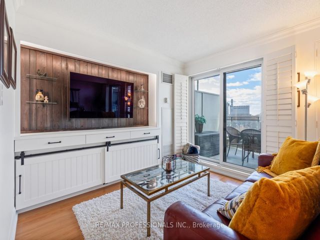 517 - 410 Queens Quay W